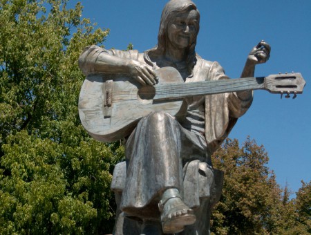 estatua de Violeta Parra en la plaza de armas